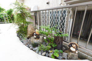 泉佐野市O様邸の玄関横の和風植栽コーナー